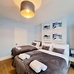 London Spacious 2 Bedroom-3 Mins Walk Tube, Hospital, Queen Mary Uni Sleeps 5