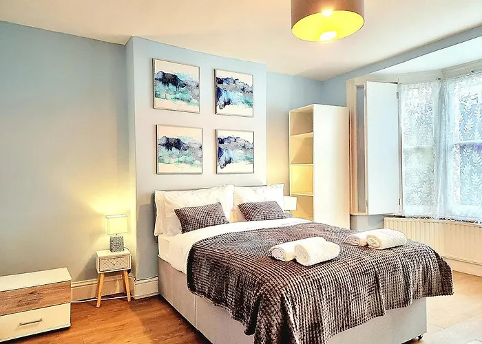London Spacious 2 Bedroom-3 Mins Walk Tube, Hospital, Queen Mary Uni Sleeps 5