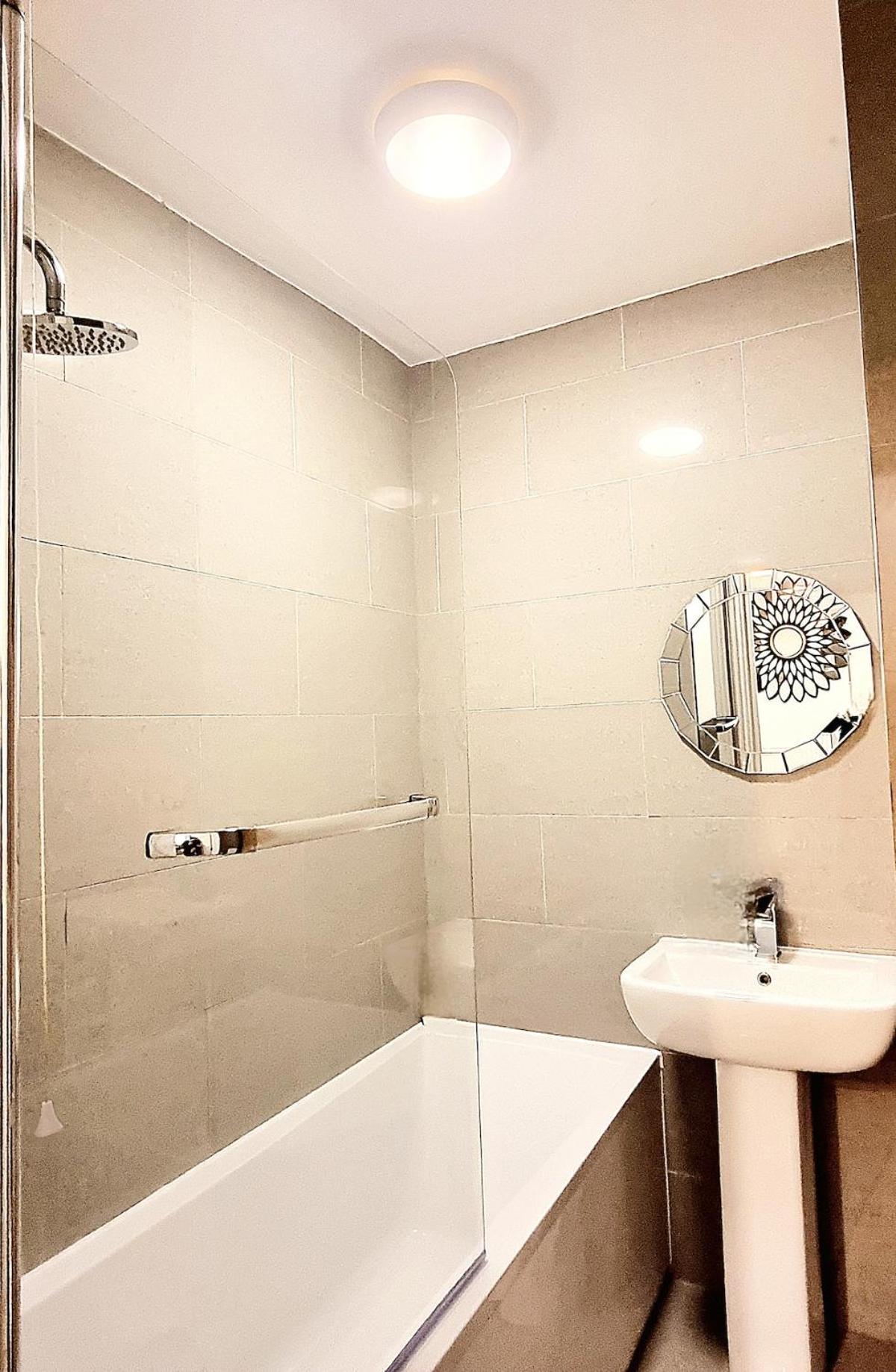 Spacious 2 Bedroom-3 Mins Walk Tube, Hospital, Queen Mary Uni Sleeps 5 Apartment London