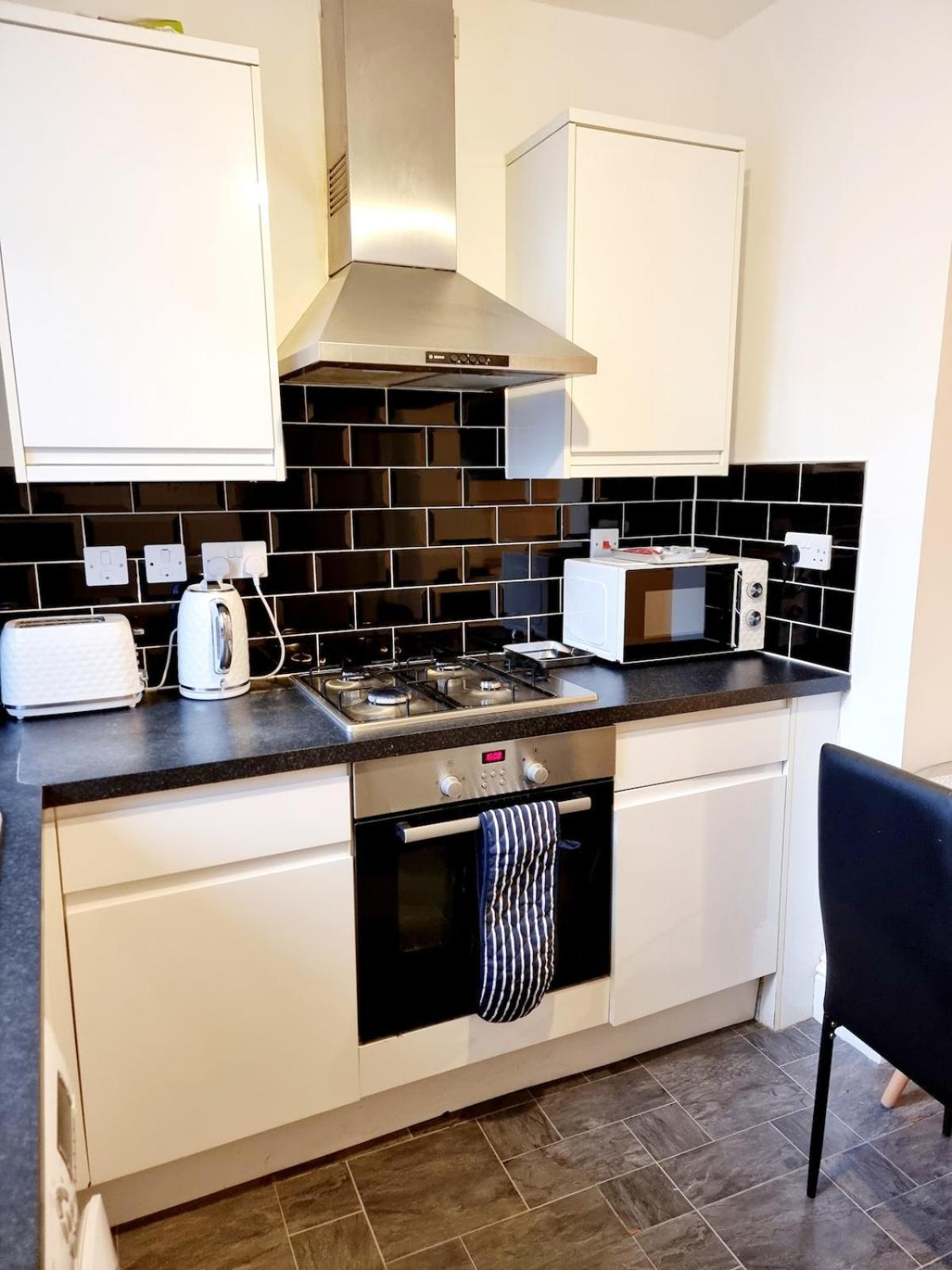 Spacious 2 Bedroom-3 Mins Walk Tube, Hospital, Queen Mary Uni Sleeps 5 London